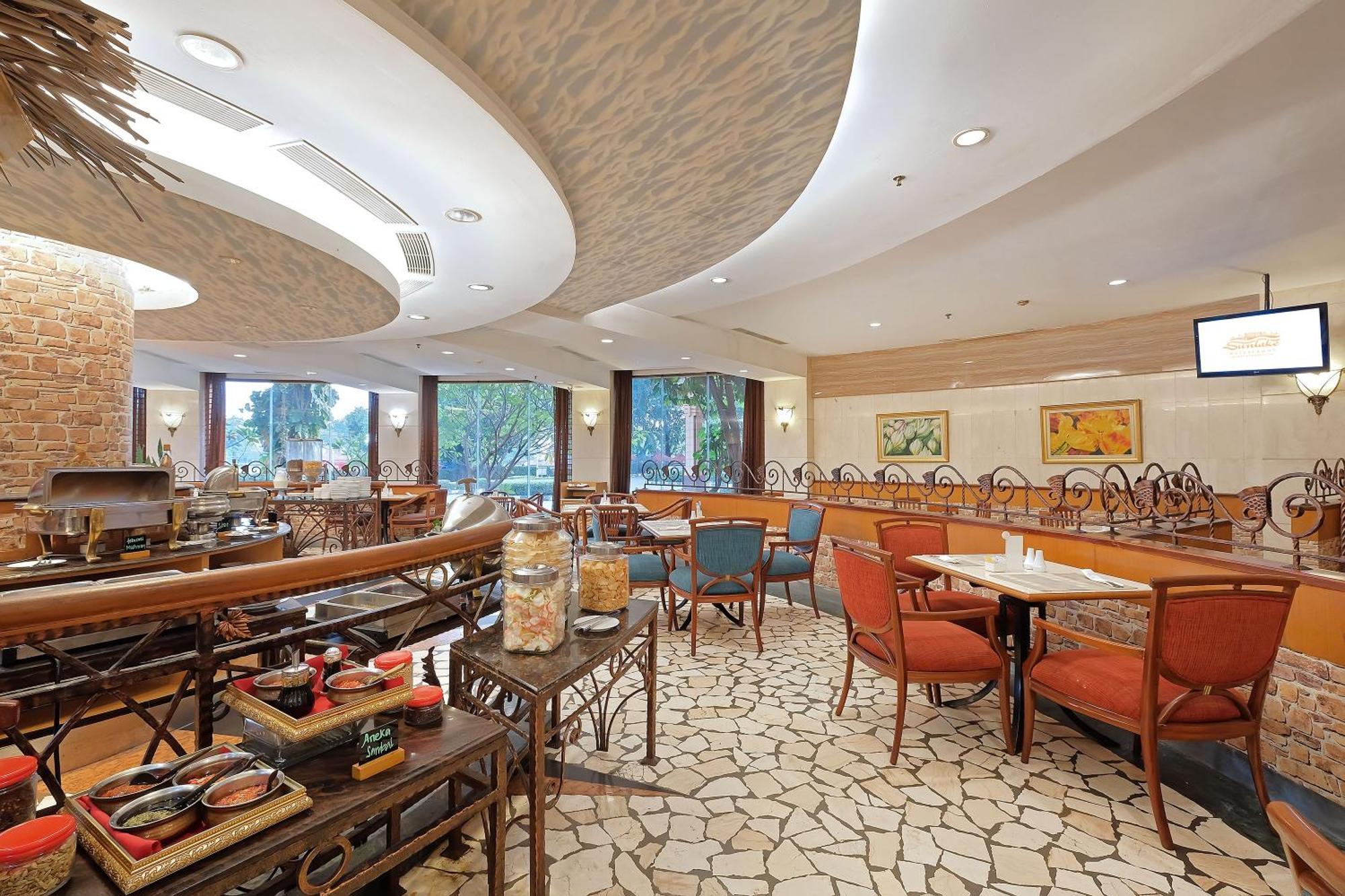 Sunlake Waterfront Resort & Convention Jakarta Exteriör bild
